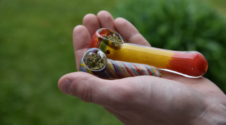 The Ultimate Guide to Using Spoon Pipes for Smoking Weed